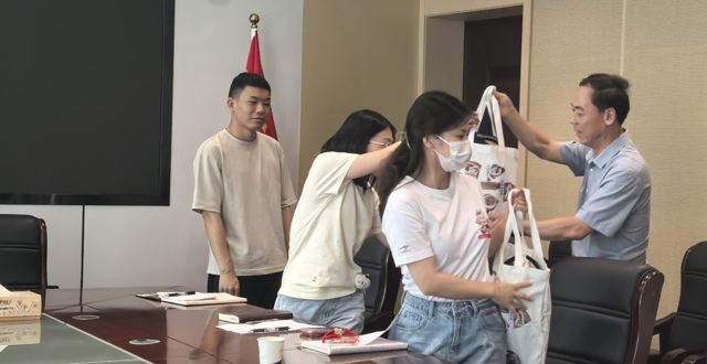 市审计局开展“夏送清凉”慰问活动